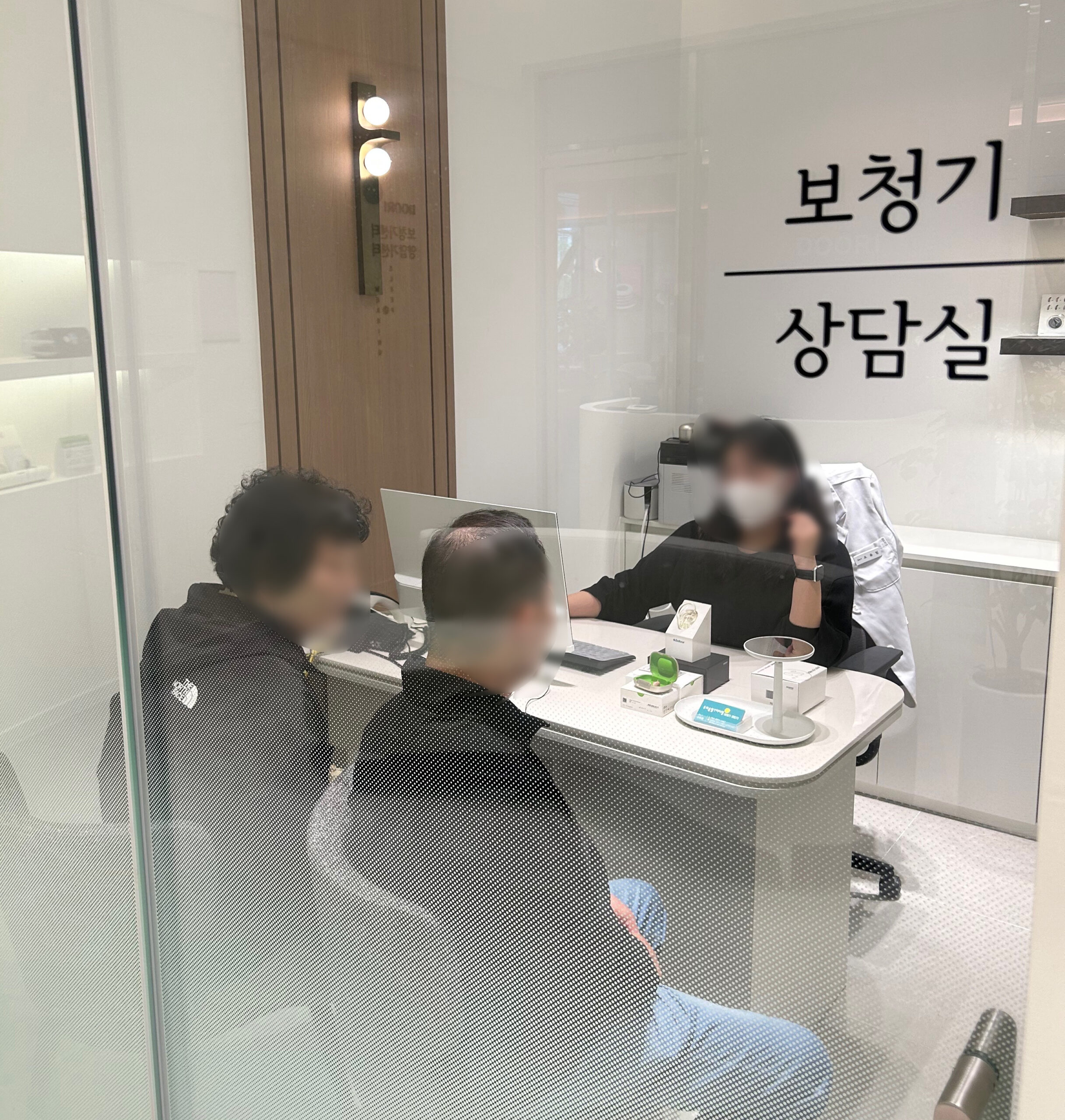 부모님 청력검사 결과를 확인하는 과정 관련 이미지